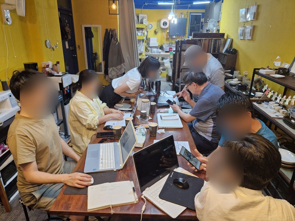 동네 공방에서 열린 별별AI 저녁 모임, 여러 세대가 노트북과 스마트폰으로 함께 배우는 모습